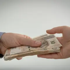 Przekazywanie gotówki, banknoty 200 zł. Kto płaci podatek od pożyczki?
