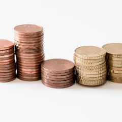 Stosy monet euro, miedzianych i złotych, symbolizują oszczędności i inwestycje. Ror.
