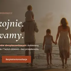 Rodzina na plaży o zachodzie słońca, tekst o ubezpieczeniach.