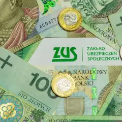 Polskie banknoty i monety z logo ZUS.