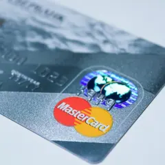 Zbliżenie na kartę Mastercard. Dowiedz się, jak zmienić PIN do karty PeoPay.