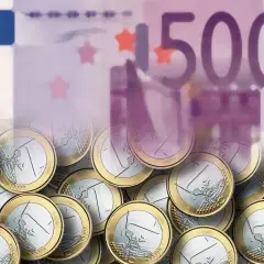 Belgia, jak wiele krajów UE, używa euro. Na zdjęciu monety i banknot 500 euro.