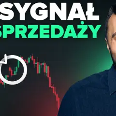 Uśmiechnięty mężczyzna na tle wykresu świecowego. Napis "TO SYGNAŁ DO SPRZEDAŻY" sugeruje, kiedy wycofać się z funduszu inwestycyjnego.