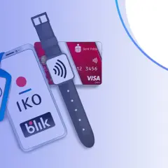 PKO Konto za zero: smartfon, karta Visa i smartwatch z symbolem płatności zbliżeniowych. Wygodne płatności mobilne.