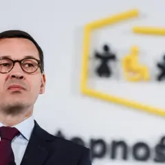 Premier Mateusz Morawiecki. W tle symbol Funduszu Solidarnościowego, który wspiera osoby z niepełnosprawnościami. Kto płaci? Podatnicy.