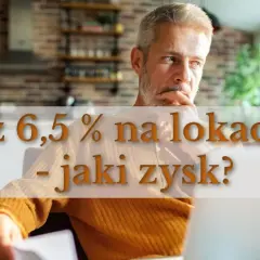 Mężczyzna zastanawia się, jak działa lokata 3 miesięczna z oprocentowaniem 6,5%.