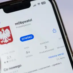 Aplikacja mObywatel na telefonie. Możesz tu zarządzać swoimi sprawami, a także zastrzec PESEL.