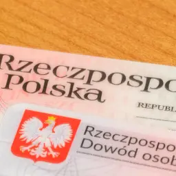 Dowód osobisty i paszport Rzeczypospolitej Polskiej. Dokumenty te są niezbędne do weryfikacji tożsamości, zgodnie z wymogami ustawy AML.