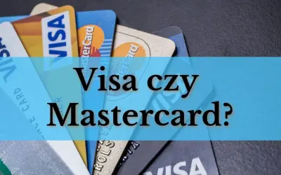 Karty płatnicze Visa i Mastercard, w tym karta visa debit, leżą na ciemnym tle. Tekst "Visa czy Mastercard?" jest nałożony na obraz.