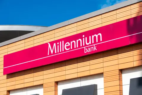 Znak banku Millennium na elewacji budynku. Gdzie znajdę swój numer IBAN Millenium?