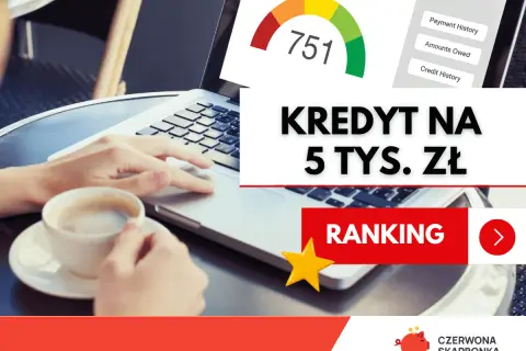 Kobieta pracuje na laptopie, obok filiżanka kawy. Na ekranie widać wskaźnik oceny kredytowej i napis "Kredyt na 5 tys. zł".