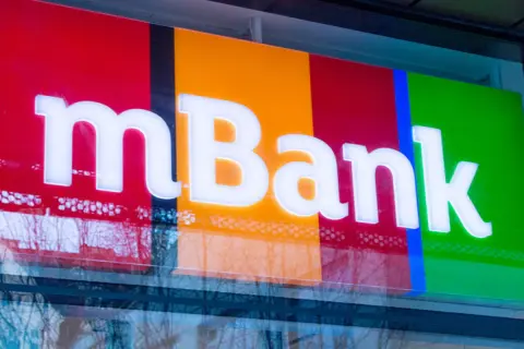 Logo mBank z białymi literami na kolorowym tle. Szukasz identyfikator mbank gdzie znajde?