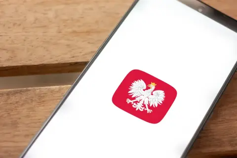 Smartfon z ikoną mObywatel. Dowiedz się, jak założyć mObywatel przez bank, by mieć cyfrowy dowód i inne dokumenty zawsze przy sobie.