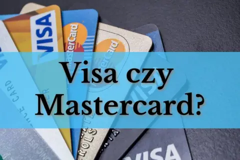 Karty płatnicze Visa i Mastercard, w tym karta visa debit, leżą na ciemnym tle. Tekst "Visa czy Mastercard?" jest nałożony na obraz.