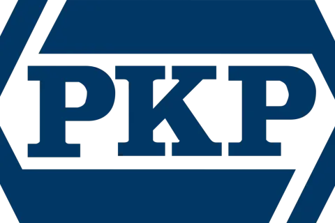 Logo PKP. Chcesz sprawdzić fundusz własności pracowniczej PKP?