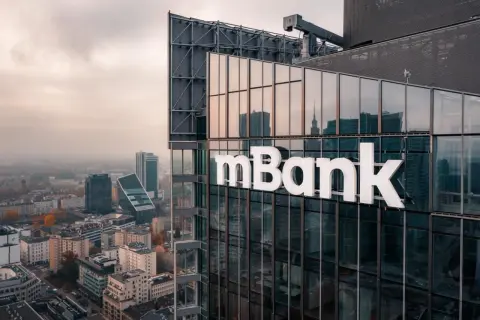 Nowoczesny budynek mBanku z widokiem na miasto. Szukasz informacji, jakie mBank jakie bankomaty oferuje?