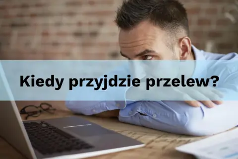 Zestresowany mężczyzna czeka na przelewy wychodzące z Santander.