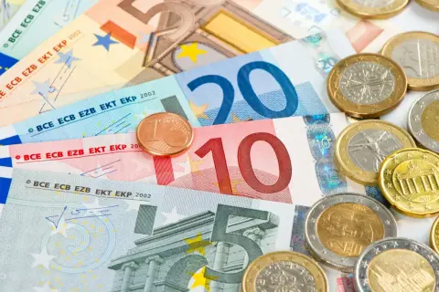 Euro banknoty i monety, w tym 1 cent. Malta, jako członek strefy euro, używa tej waluty.