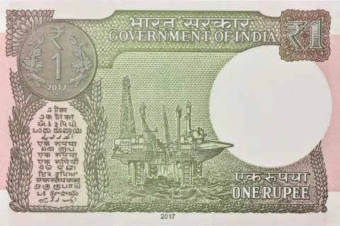 Indyjska waluta to rupia. Na banknocie jednorupowym z 2017 roku widnieje platforma wiertnicza.