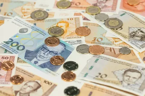Banknoty i monety Bośni i Hercegowiny: 200, 50, 20, 10 BAM oraz monety.