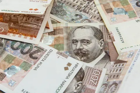 Chorwacja jaka waluta? Na zdjęciu banknoty dwustu kun, dawnej waluty Chorwacji.