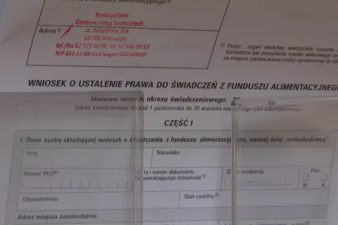 Wniosek o ustalenie prawa do świadczeń z funduszu alimentacyjnego. Dokument zawiera pola do wypełnienia, które pomogą w ustaleniu, jak obliczyć kryterium dochodowe do funduszu alimentacyjnego.