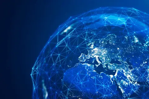 Sieć połączeń oplatająca Europę nocą, symbolizująca globalne transakcje i bezpieczeństwo, jak w przypadku iban bnp paribas.