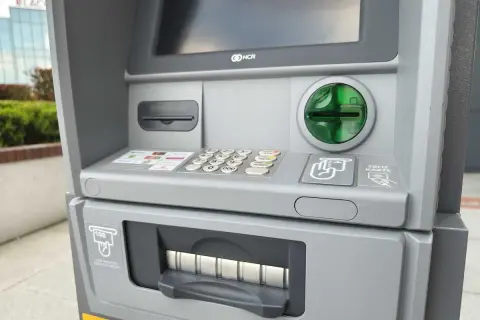 Bankomat mBank z klawiaturą i terminalem kart. Zastanawiasz się, ile można wypłacić z bankomatu mbank? Sprawdź to przy najbliższej okazji.