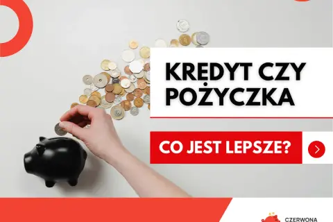 Ręka wrzuca monetę do świnki skarbonki. Obok rozsypane monety i napis "Kredyt czy pożyczka? Co jest lepsze?".