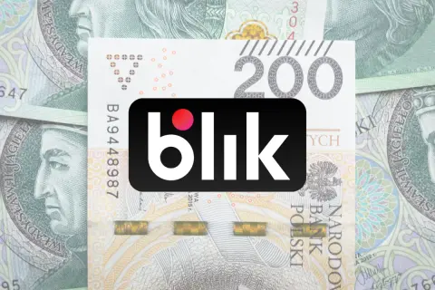 Jak zmienić limit dziecku w PeoPay? Logo Blik na tle banknotów 200 zł.