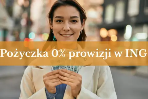 Uśmiechnięta kobieta trzyma banknoty. Gdzie wziąć pożyczkę? Pożyczka 0% prowizji w ING.
