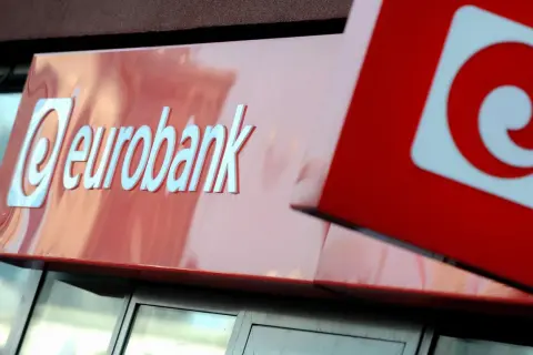 Logo eurobank na czerwonym tle. Obok widoczny fragment innego znaku, również z czerwonym elementem.