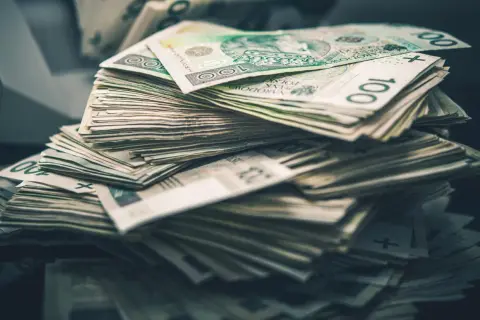 Stos banknotów 100 zł, jakby ktoś dostał pożyczkę pod weksel.