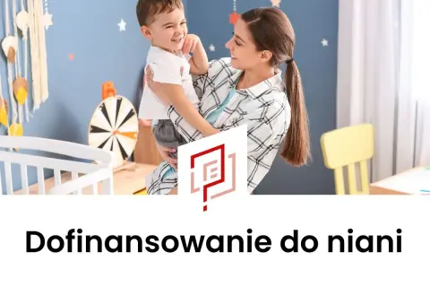 Kobieta trzyma uśmiechniętego chłopca w pokoju dziecięcym.