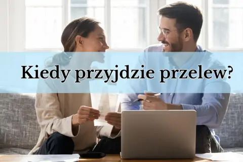 Para rozmawia o finansach, analizując rachunki i laptopa. Czekają na przelew tradycyjny.