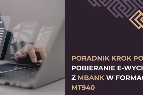 Poradnik krok po kroku: jak pobrać wyciąg z mBanku w formacie MT940. Dłoń pisząca na wirtualnym dokumencie.