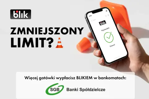 Ręka trzyma smartfon z potwierdzeniem wypłaty BLIKIEM. Obok pomarańczowe pachołki. Zwiększ limit wypłat BLIKIEM w bankomatach SGB.
