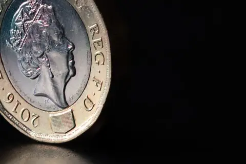 Moneta z wizerunkiem królowej Elżbiety II, symbolizująca jaka waluta w Wielkiej Brytanii. Rok 2016.