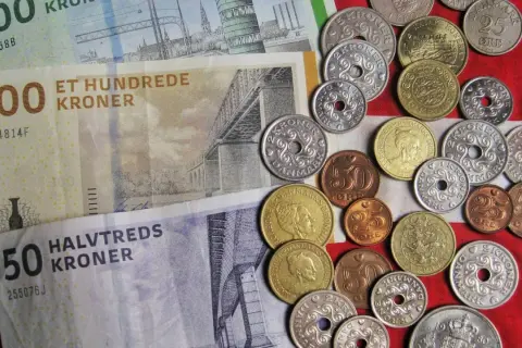 Dania używa korony duńskiej. Na zdjęciu banknoty 50, 100, 200 koron i monety.