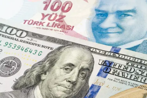 Dolar amerykański i turecka lira. W Turcji główną walutą jest lira, ale dolar jest powszechnie akceptowany.