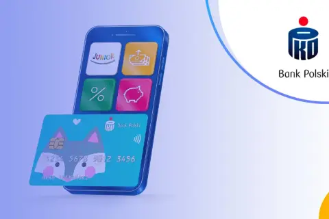 Smartfon z aplikacją PKO Junior i kartą z liskiem. Sprawdź, jakie oprocentowanie oferuje PKO Junior dla młodych oszczędzających.