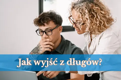 Młody mężczyzna z tatuażami i kobieta analizują dane na laptopie. Pytanie "Jak wyjść z długów?" pojawia się na ekranie, sugerując poszukiwanie rozwiązania problemu finansowego.