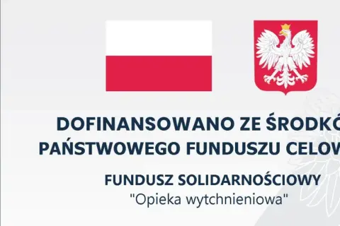 Flaga Polski i godło. Napis: "Dofinansowano ze środków Państwowego Funduszu Celowego Fundusz Solidarnościowy 'Opieka wytchnieniowa'".