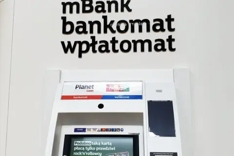 Bankomat mBank z funkcją wpłatomatu. Sprawdź, ile można wpłacić we wpłatomacie mBank, by wygodnie zasilić konto.