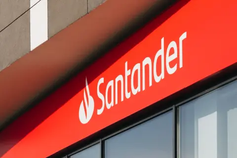 Logo Santander na czerwonym tle. Szybkie przelewy santander to wygoda.