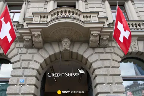 Dwa szwajcarskie flagi powiewają przed wejściem do banku Credit Suisse.