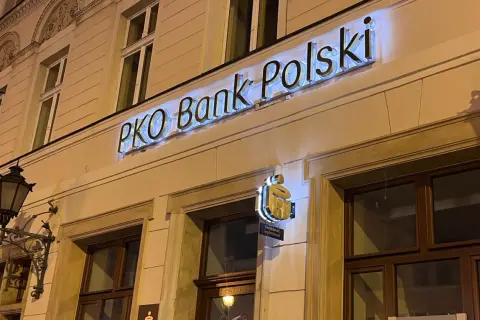 Jasny neon "PKO Bank Polski" nad wejściem. Sprawdź, kiedy nowe lokaty w PKO BP, by pomnożyć oszczędności.