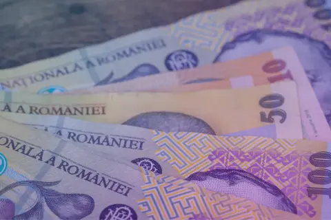 Rumuńskie banknoty: 10, 50 i 100 lejów. To właśnie jaka waluta jest w Rumunii.