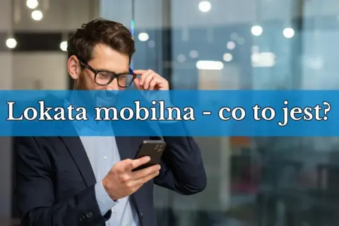 Mężczyzna w okularach i garniturze sprawdza coś na telefonie. Napis na niebieskim tle: "Lokata mobilna - co to jest?".