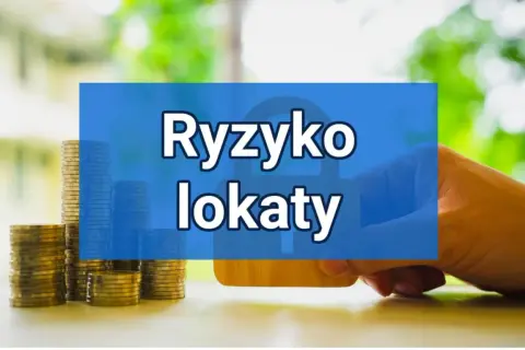 Stosy monet i dłoń trzymająca kartę, na niebieskim tle napis "Ryzyko lokaty". Czy lokata jest bezpieczna?